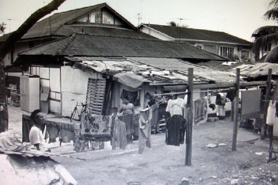 HANYA TINGGAL KENANGAN: Gambar yang diambil pada 2005 ini menunjukkan keadaan sebuah pondok Bawean yang dipenuhi jemuran kain di Buckley Road dekat Novena. - Foto fail THE STRAITS TIMES