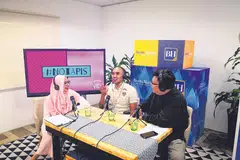 KISAH PAHIT: Encik Khairul Anwar (tengah) berkongsi dengan hos #NoTapis, koresponden BH Shahida Sarhid (kiri) dan Suhaimi Yusof. - Foto fail