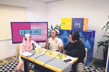 KISAH PAHIT: Encik Khairul Anwar (tengah) berkongsi dengan hos #NoTapis, koresponden BH Shahida Sarhid (kiri) dan Suhaimi Yusof. - Foto fail