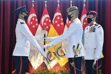 SEMANGAT JUANG: Meskipun berdepan dengan rintangan, seperti melihat ibunya jatuh sakit dan masalah berat badan, 2LT Ammar (kiri) tetap meletakkan semangat untuk terus melakukan yang terbaik sewaktu latihan sehingga berjaya meraih pangkat Leftenan Muda. - Foto MINDEF