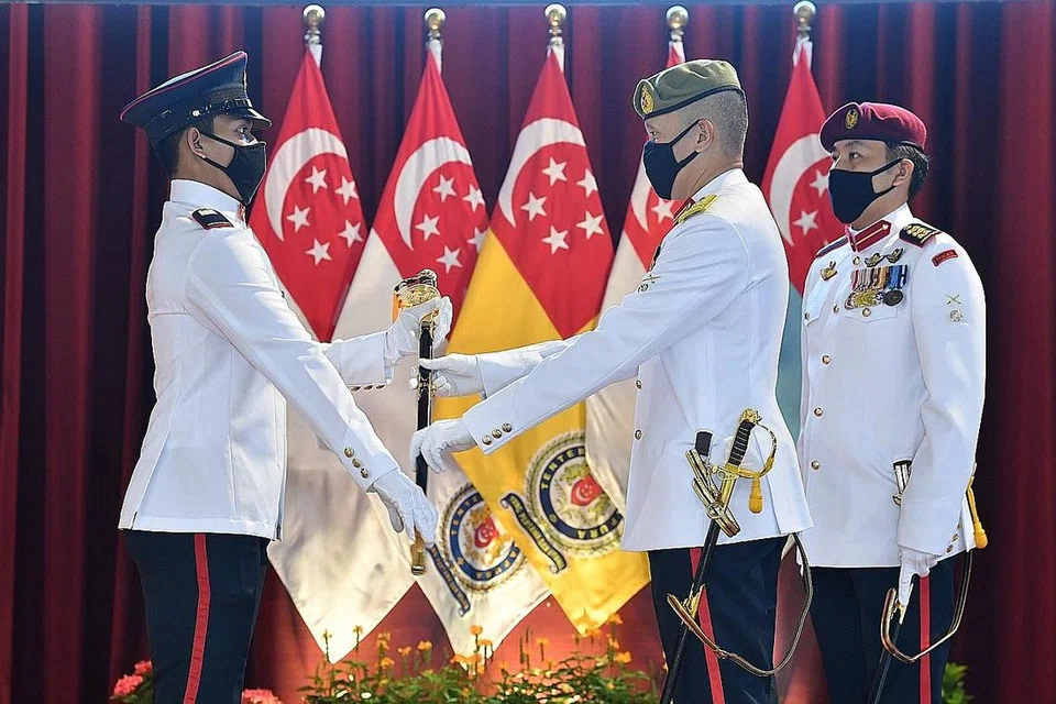 SEMANGAT JUANG: Meskipun berdepan dengan rintangan, seperti melihat ibunya jatuh sakit dan masalah berat badan, 2LT Ammar (kiri) tetap meletakkan semangat untuk terus melakukan yang terbaik sewaktu latihan sehingga berjaya meraih pangkat Leftenan Muda. - Foto MINDEF