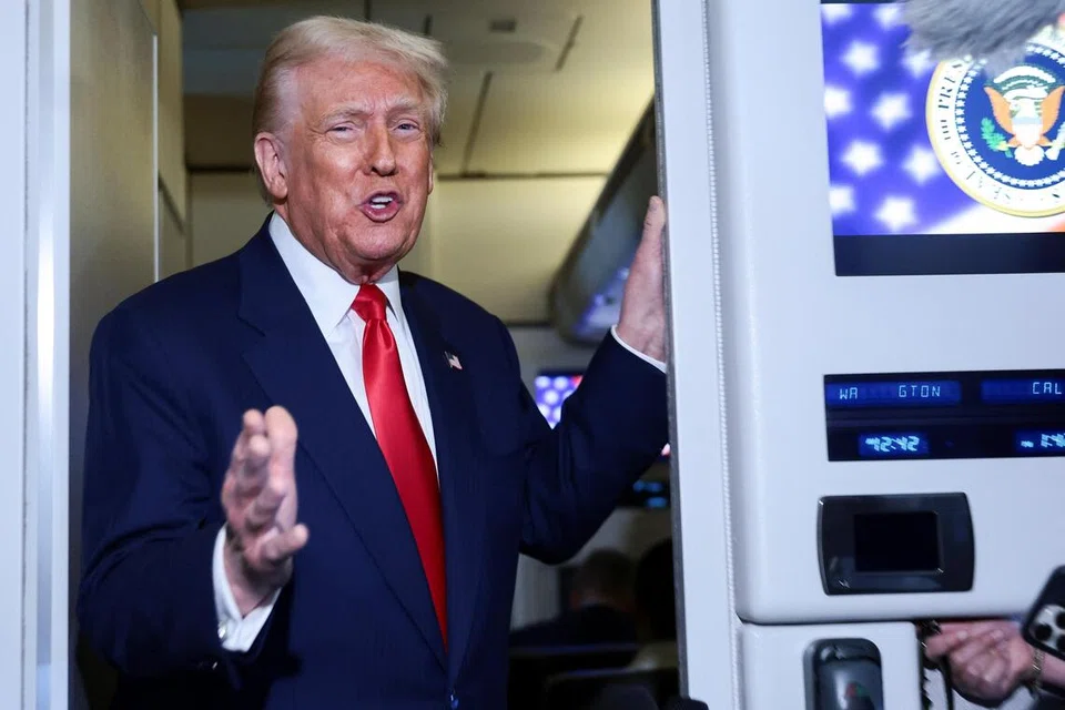 Presiden Donald Trump bercakap kepada pihak media di atas pesawat Air Force One sebelum pulang ke Amerika Syarikat 30 Oktober. 