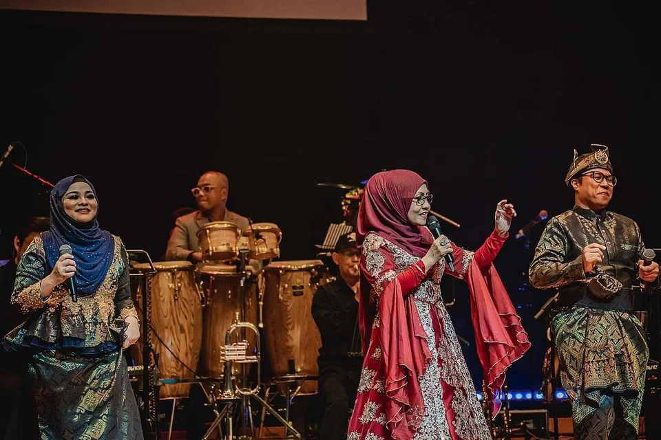 PESONA BIDUANITA: Sanisah (tengah) yang diiringi penyanyi undangan Diana Nazyra (kiri) dan Dhwan Abu (kanan) membawakan lagu 'Si Baju Hijau' bersama dalam lagu penutup tirai. - Foto BM oleh NUR DIYANA TAHA