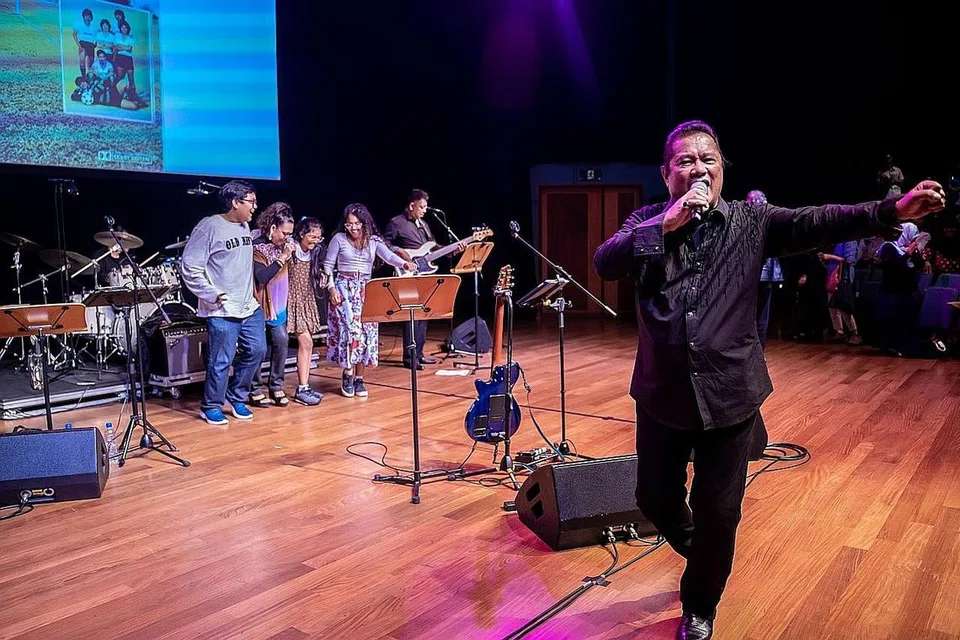 BANGKIT DARI MASALAH KESIHATAN: Fredo Flybaits mencuit hati penonton di Studio Resital Esplanade dengan gurau sendanya, sesuatu yang dianggap terapi bagi membangkitkan semangatnya yang pernah dilanda masalah kelemahan otot wajah atau Bell's Palsy pada 2014. - Foto BH oleh NUR DIYANA TAHA 