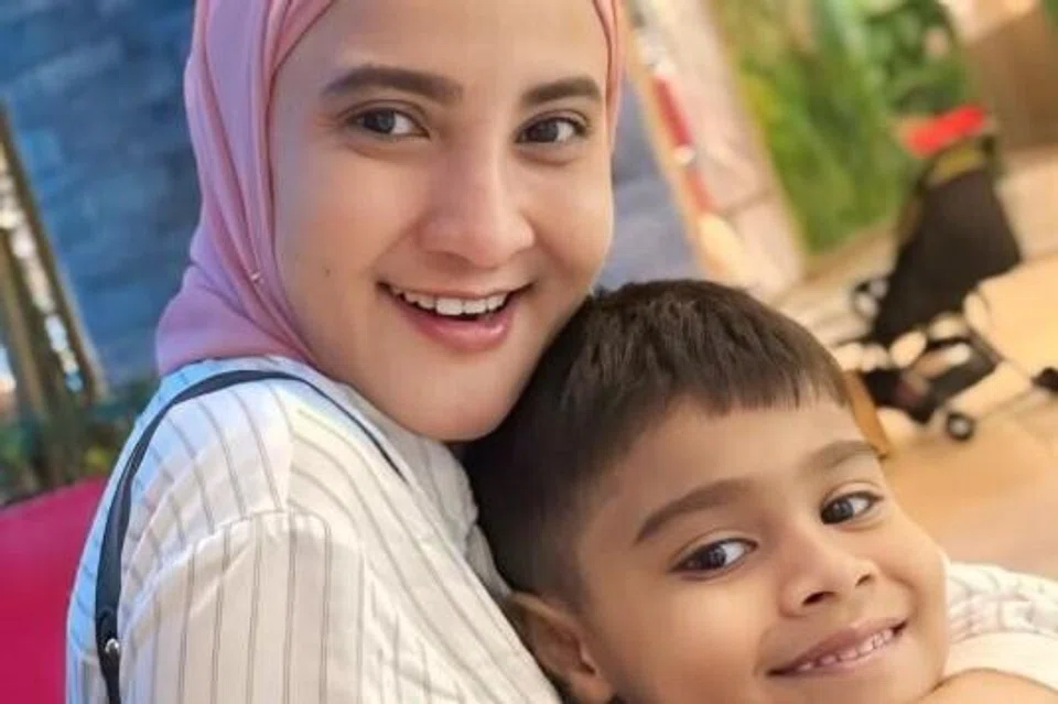 Azza Elite, anak autisme Azza Elite, Muhammad Adam, tips ibu anak autisme, rumah terbuka raya, berita artis Malaysia, kesedaran autisme, ketidakselesaan