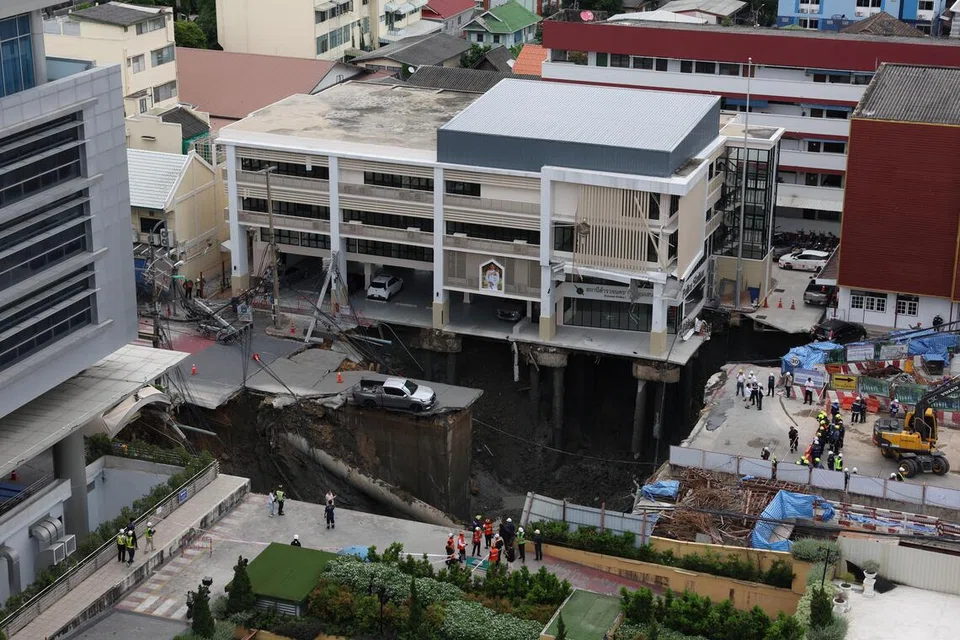 Sebuah lubang benam besar di Jalan Samsen terjadi berhampiran Hospital Vajira, Bangkok, Thailand, pada 24 September 2025. 