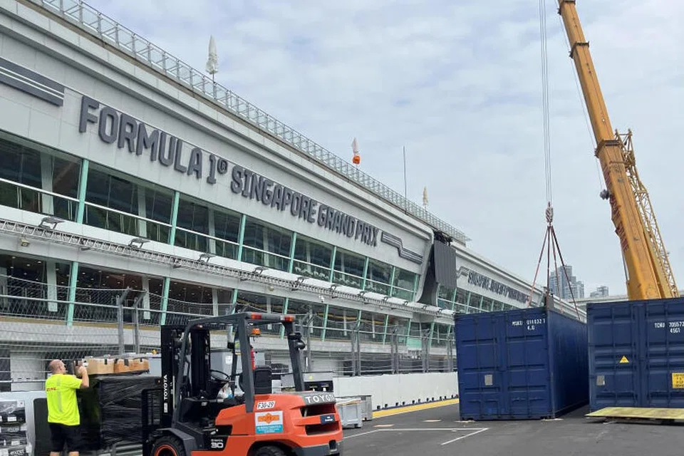 PERSIAPAN RANCAK: Kargo yang mengandungi peralatan pasukan Formula Satu telah tiba di Bangunan Pit F1 pada Selasa. 