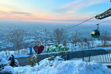Panorama bandar Almaty sambil melihat matahari terbenam dari Kok Tobe. Kok Tobe adalah tempat tertinggi di Almaty, dengan ketinggian 1,100 meter. 