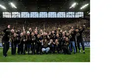 Danelle Tan (barisan depan, enam dari kiri) meraikan kejayaan Borussia Dortmund Frauen (BVB Frauen) menjuarai Landesliga peringkat kelima di Jerman. 