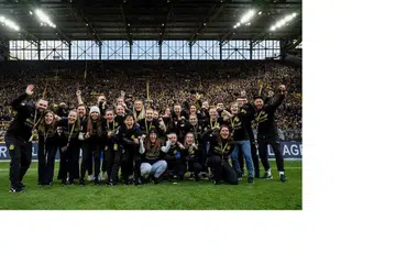 Danelle Tan (barisan depan, enam dari kiri) meraikan kejayaan Borussia Dortmund Frauen (BVB Frauen) menjuarai Landesliga peringkat kelima di Jerman. 
