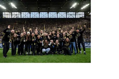 Danelle Tan (barisan depan, enam dari kiri) meraikan kejayaan Borussia Dortmund Frauen (BVB Frauen) menjuarai Landesliga peringkat kelima di Jerman. 