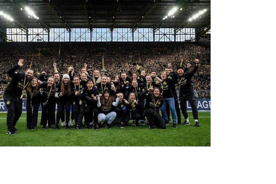 Danelle Tan (barisan depan, enam dari kiri) meraikan kejayaan Borussia Dortmund Frauen (BVB Frauen) menjuarai Landesliga peringkat kelima di Jerman. 