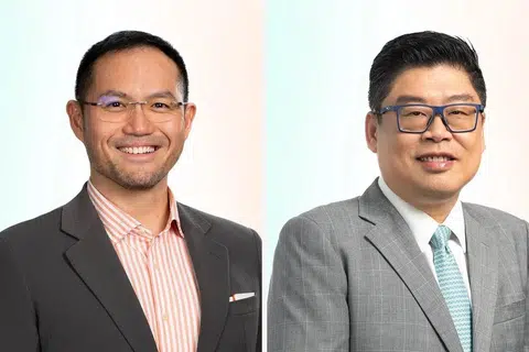Encik Desmond Sim, yang kini merupakan ketua pegawai eksekutif (CEO) ETC (kanan), akan menjadi CEO kumpulan baru itu. Encik Justin Quek (kiri), CEO OrangeTee & Tie, akan menjadi timbalan CEO entiti tersebut.
