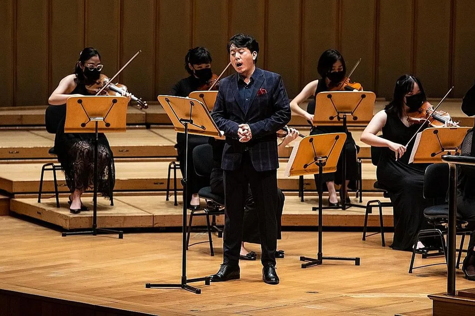 LANGKAH KESELAMATAN DIAMALKAN: Persembahan 'Esplanade's Voices - A Festival of Song di Esplanade' yang antara lain menyajikan suara emas tenor Jonathan Charles Tay (kanan) memerlukan penonton menjalani ujian pantas antigen (ART) sebelum menghadiri persembahan. - Foto ESPLANADE - THEATRES ON THE BAY