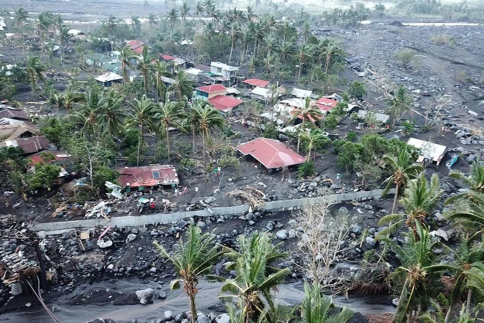 BAK DILANGGAR GERODA: Gambar 2 November lalu menunjukkan rumah tertimbus oleh bongkah batu dan lahar dari lereng Gunung Berapi Mayon di Guinobatan, wilayah Albay, selatan Manila, akibat Taufan Goni. - Foto AFP 