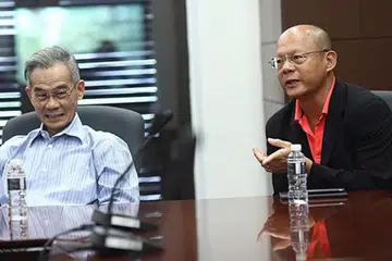 DISEGANI DAN DIHORMATI: Profesor Undang-Undang di Universiti Nasional Singapura (NUS), Profesor Hans Tjio (kanan), menyifatkan mendiang Profesor Tan Yock Lin sebagai “raksasa dalam bidang undang-undang’. 
