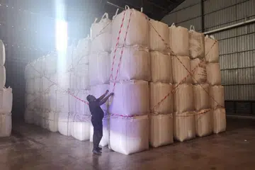 DISITA: Sebuah kilang pengeluar beras di Kedah disita selepas pihak berkuasa menemui 180 tan beras yang disorok ketika Malaysia mengalami krisis bekalan beras putih tempatan. 