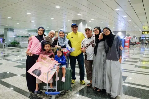 Encik Ricominoroy Purnama (empat dari kanan) berasa lega selepas dapat pulang ke tanah air dengan selamat pada 7 Mac berikut keadaan di Timur Tengah.
