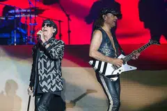 GEGARAN ROK BAND LEGENDA: Penyanyi Scorpions Klaus Meine (kiri) dan gitaris Matthias Jabs membuat peminat teruja Jumaat lalu. - Foto ALOYSIUS LIM/LAMC PRODUCTIONS
