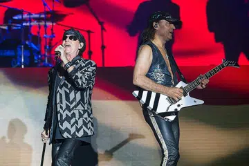 GEGARAN ROK BAND LEGENDA: Penyanyi Scorpions Klaus Meine (kiri) dan gitaris Matthias Jabs membuat peminat teruja Jumaat lalu. - Foto ALOYSIUS LIM/LAMC PRODUCTIONS