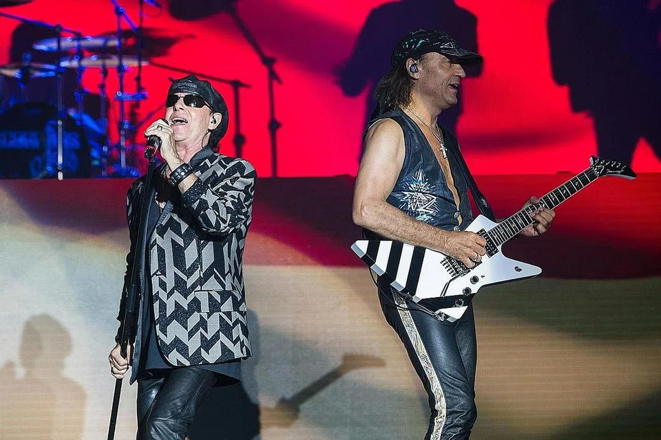 GEGARAN ROK BAND LEGENDA: Penyanyi Scorpions Klaus Meine (kiri) dan gitaris Matthias Jabs membuat peminat teruja Jumaat lalu. - Foto ALOYSIUS LIM/LAMC PRODUCTIONS
