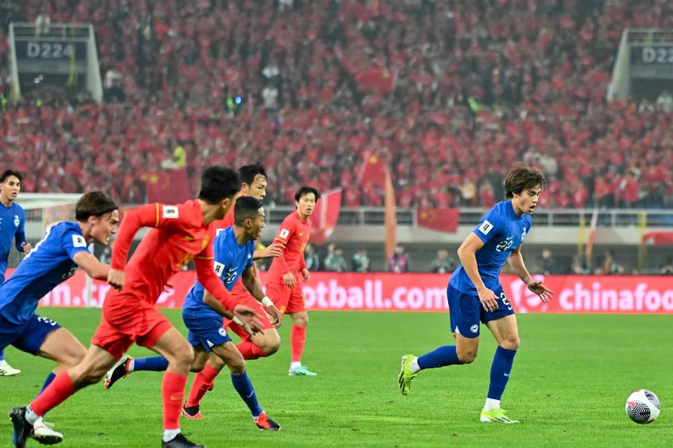 Harhys Stewart (kanan) antara pemain Singapura yang menyerlah dalam perlawanan menentang China di Stadium Pusat Olimpik Tianjin pada 26 Mac.