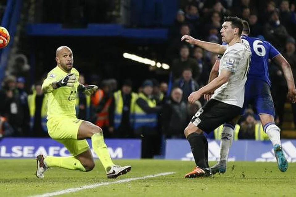 GOL 'OFSAID': John Terry (jersi biru, terlindung) menanduk bola melepasi jangkauan penjaga gawang Everton, Tim Howard. - Foto REUTERS