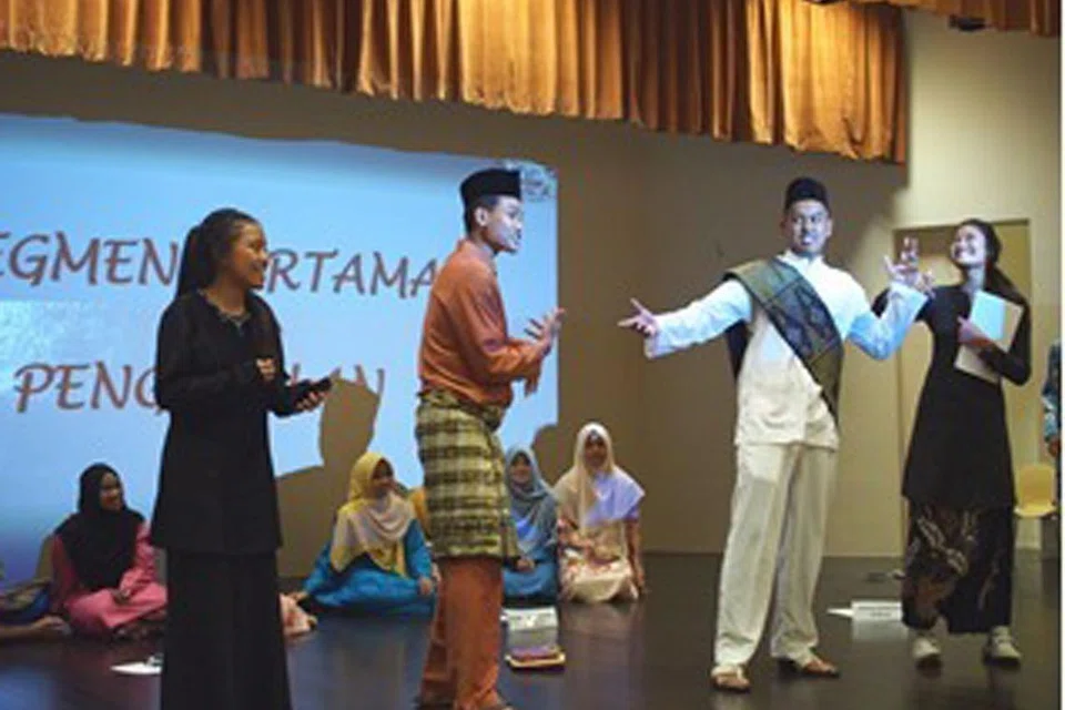 LESTARI BUDAYA BERPANTUN: Peserta pantun ini penuh ekspresi apabila menyampaikan pantun dalam segmen bersemuka. - Foto PBMUKS