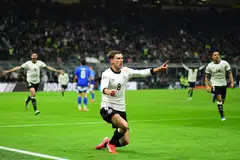 Pemain tengah Jerman, Leon Goretzka, meraikan jaringan kedua ke atas Italy dalam perlawanan pertama suku akhir Liga Negara-Negara pada 20 Mac. 
