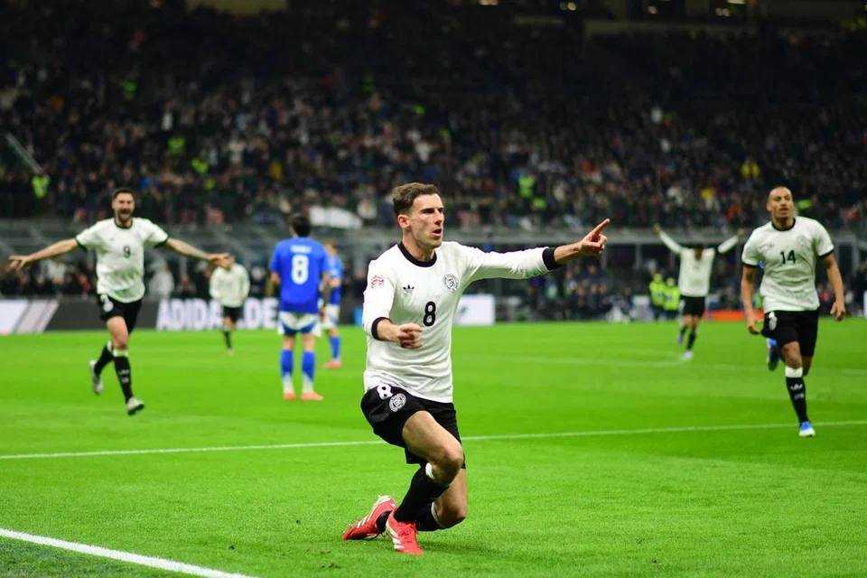 Pemain tengah Jerman, Leon Goretzka, meraikan jaringan kedua ke atas Italy dalam perlawanan pertama suku akhir Liga Negara-Negara pada 20 Mac. 