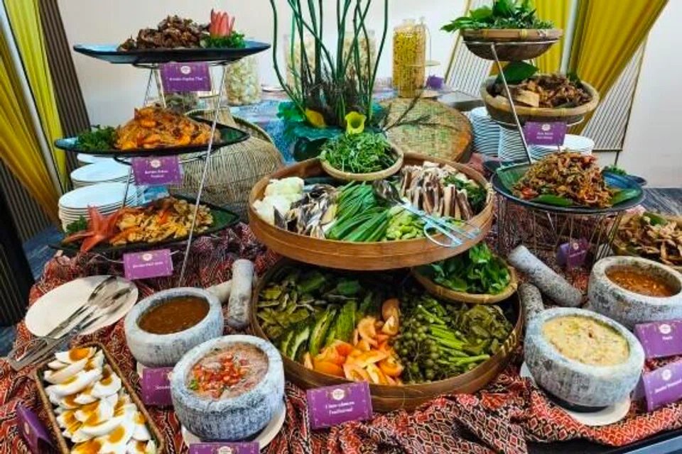 Sambil menikmati hidangan eksklusif, pelanggan juga dapat menikmati suasana latar langit kota Kuala Lumpur dari ketinggian 292 meter di Menara Kuala Lumpur.