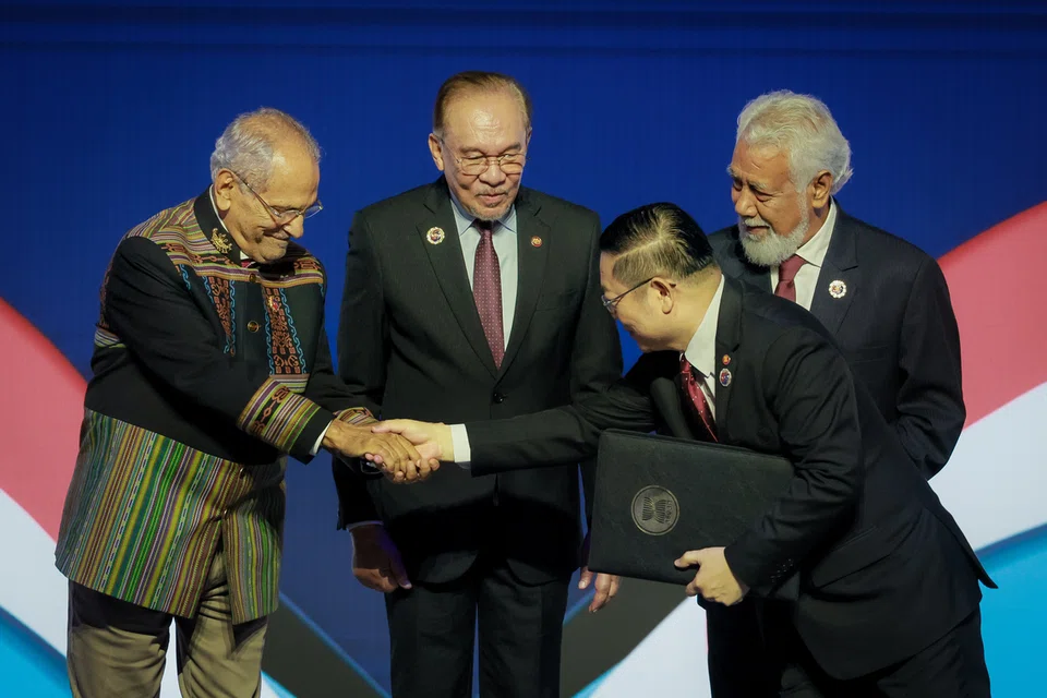 Presiden Timor-Leste Jose Ramos-Horta (kiri) bersalaman dengan Setiausaha Agung Asean Kao Kim Hourn (kanan) sambil disaksikan Perdana Menteri Malaysia, Datuk Seri Anwar Ibrahim (dua dari kiri) dan Perdana Menteri Timor-Leste Xanana Gusmao (dua dari kanan).