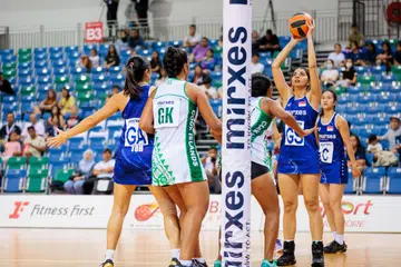 RAIH MATA: Pelontar gol Singapura, Amandeep Kaur Chahal (memegang bola), melakukan lontaran ketika perlawanan menentang Cook Islands dalam Piala Negara Mirxes.