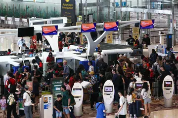 Pelanggan Jetstar beratur panjang di kios penerbangan dan kaunter pengurusan penerbangan syarikat penerbangan tambang rendah itu di Terminal 4 Lapangan Terbang Changi pada 11 Jun 2025. 