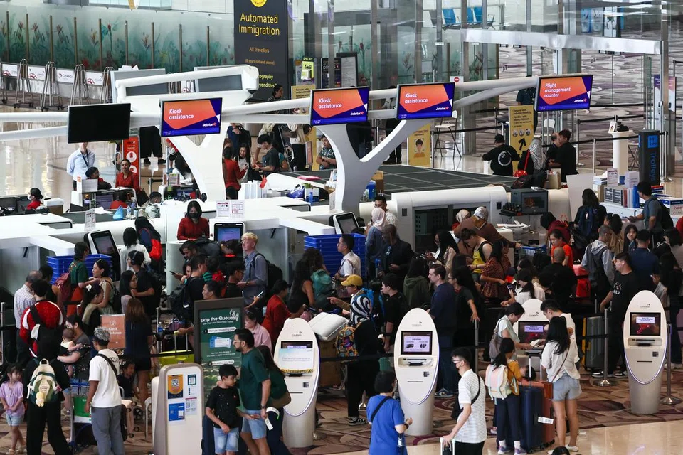 Pelanggan Jetstar beratur panjang di kios penerbangan dan kaunter pengurusan penerbangan syarikat penerbangan tambang rendah itu di Terminal 4 Lapangan Terbang Changi pada 11 Jun 2025. 