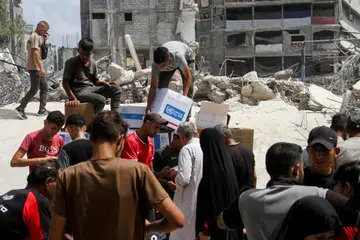 Penduduk Palestin berbondong-bondong datang bagi mendapatkan bantuan termasuk makanan yang diagihkan di bawah Program Makanan Dunia (WFP), di luar pusat pengagihan Pertubuhan Bangsa-Bangsa Bersatu (PBB) di Jabalia, utara Gaza.