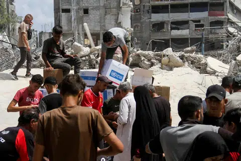 Penduduk Palestin berbondong-bondong datang bagi mendapatkan bantuan termasuk makanan yang diagihkan di bawah Program Makanan Dunia (WFP), di luar pusat pengagihan Pertubuhan Bangsa-Bangsa Bersatu (PBB) di Jabalia, utara Gaza.