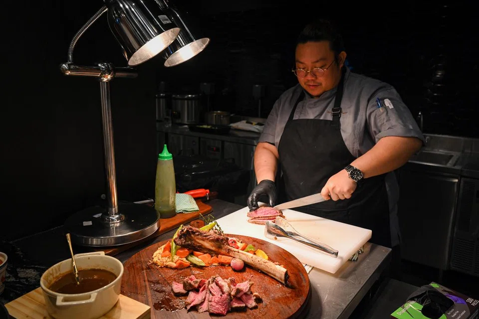 HIDANGAN ISTIMEWA: Wagyu Tomahawk hidangan yang diminati oleh pelanggan bufet antarabangsa. 