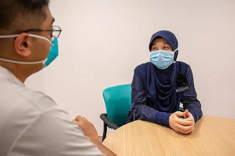 MENCABAR TAPI BERMAKNA: Meski perlu bekerja lebih keras sekarang dengan kekurangan staf, Cik Siti Mariam menganggap tugasnya sesuatu yang bermakna kerana dapat memberi kelegaan kepada kebimbangan yang mungkin dihadapi pesakit dan keluarga. - Foto HOSPITAL BESAR SENGKANG