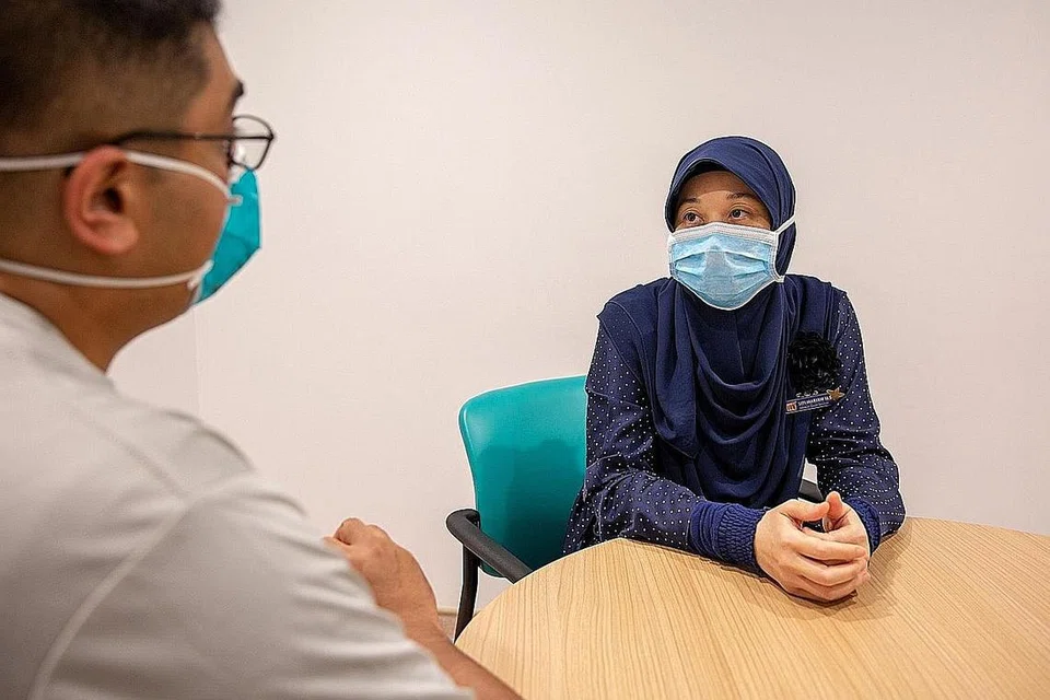 MENCABAR TAPI BERMAKNA: Meski perlu bekerja lebih keras sekarang dengan kekurangan staf, Cik Siti Mariam menganggap tugasnya sesuatu yang bermakna kerana dapat memberi kelegaan kepada kebimbangan yang mungkin dihadapi pesakit dan keluarga. - Foto HOSPITAL BESAR SENGKANG