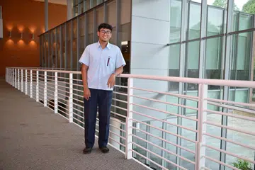 Walaupun berdepan dengan disleksia dan psoriasis, Muhammad Ahzaan Haqim Rahimee, 17 tahun, berjaya memperoleh gred A1 dalam mata pelajaran Matematik bagi peperiksaan Sijil Am Pelajaran (GCE) Peringkat ‘N’ 2025. Peningkatan prestasinya yang membanggakan itu melayakkannya menerima Anugerah Pelajar Terbaik Keseluruhan di majlis Anugerah Tuisyen Bersama Badan Bantu Diri (SHG) di Politeknik Republic (RP) pada 29 Ogos.