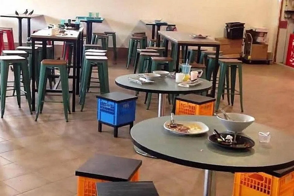 KOTOR: Pegerai di Pusat Penjaja Pasir Ris mengadu pinggan mangkuk tidak dibersihkan oleh kontraktor pembersihan. - Foto FACEBOOK/BILL FRANCIS