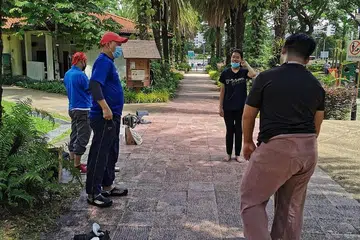 BERLATIH DI TAMAN: Disebabkan penutupan sementara balai rakyat, Perkumpulan Seni menjalankan latihan di taman terbuka sewaktu pelaksanaan kawalan pergerakan. - Foto-foto PERKUMPULAN SENI