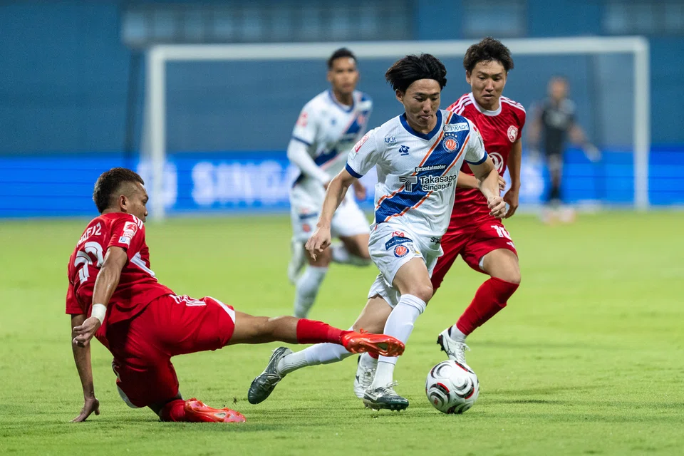 Barisan serangan Young Lions kelihatan mengancam, tetapi kerentanan barisan pertahanan mereka yang membawa padah apabila menentang FC Jurong. Pasukan bimbingan Firdaus Kassim akhirnya ditundukkan 4-0 oleh FC Jurong.