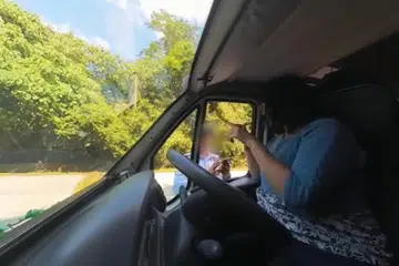 Tangkap layar rakaman video di YouTube memaparkan pasangan pelancong yang dalam siri jelajah Malaysia menggunakan van ditahan polis kerana didakwa memandu melebihi had laju, sebelum anggota polis terbabit mengeluarkan saman dan dibayar kepadanya sebanyak RM100. 
