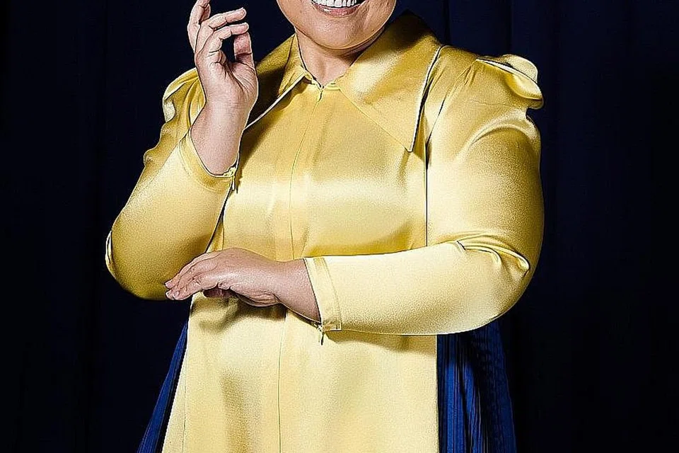 MEMERIAHKAN ACARA: Sherry Alhadad yang dikenali sebagai pengacara menghiburkan akan menerajui program realiti terkini, 'All Together Now Malaysia' yang akan menemui penonton Astro Ria (Saluran 608, Singtel TV) mulai 9 malam, 6 Jun ini. - Foto ASTRO 