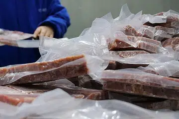 TERBONGKAR: Taktik kartel yang menyeludup daging sejuk beku dari China, Ukraine, Brazil dan Argentina sebelum membungkus semula daging tersebut dengan logo halal dan menjualnya ke pasaran di seluruh Malaysia terbongkar baru-baru ini. - Foto hiasan