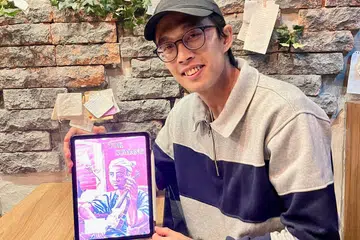 Encik Ahmad Ubaidillah Mohamed Khair menterjemah buku ‘Tok Sumang’ daripada bahasa Melayu ke bahasa Inggeris.