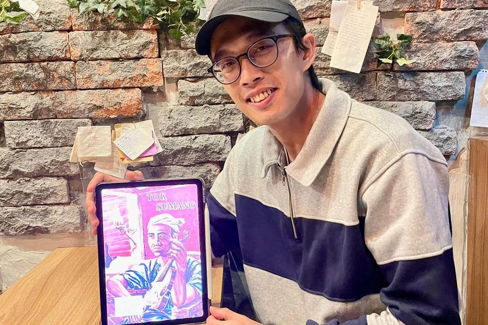 Encik Ahmad Ubaidillah Mohamed Khair menterjemah buku ‘Tok Sumang’ daripada bahasa Melayu ke bahasa Inggeris.