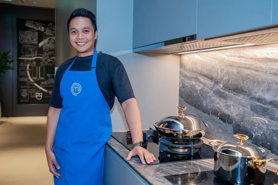 NOSTALGIA KEMBALI: Peserta ‘MasterChef Singapore (Musim Keempat)’, Encik Aizat Haikal Saini memasak untuk melepaskan rindu setelah kehilangan ibu bapanya.